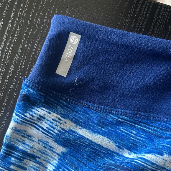 Zella Navy and White Abstract Leggings with inside waist pocket. - Picture 4 of 8